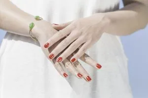 paznokcie pomalowane na czerwono
